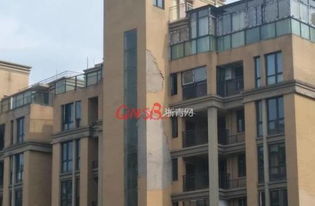 风刮落楼房外立面 居民被砸抢救 风刮落楼房外立面 居民被砸抢救